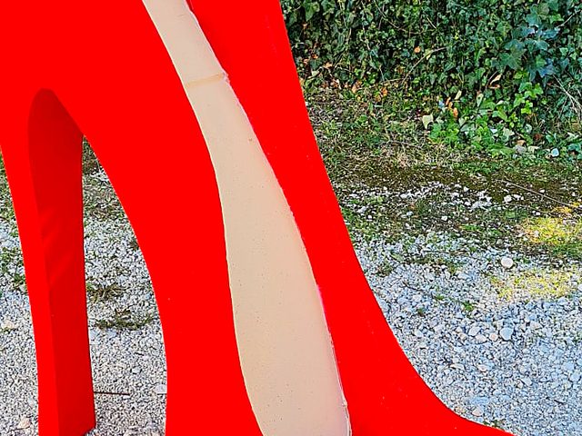 Dettaglio di una finitura laccata rossa