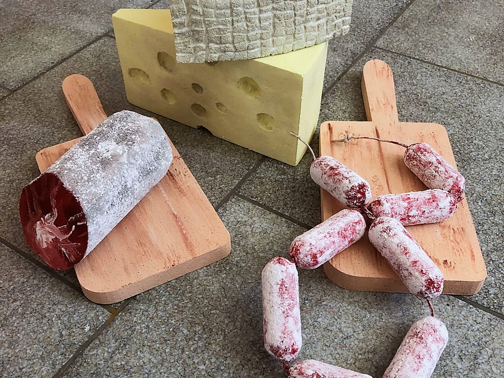 Formaggi e salumi riprodotti fuori scala