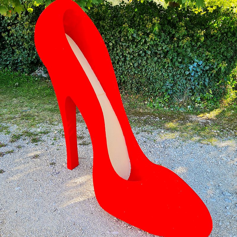 Scarpa con tacco fuori scala