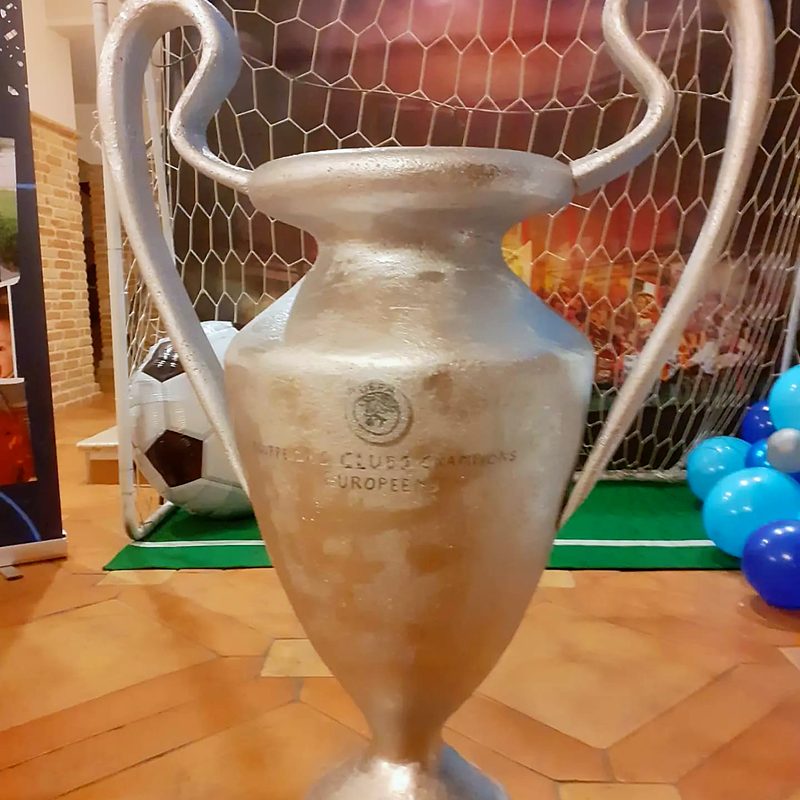 Coppa celebrativa fuori scala