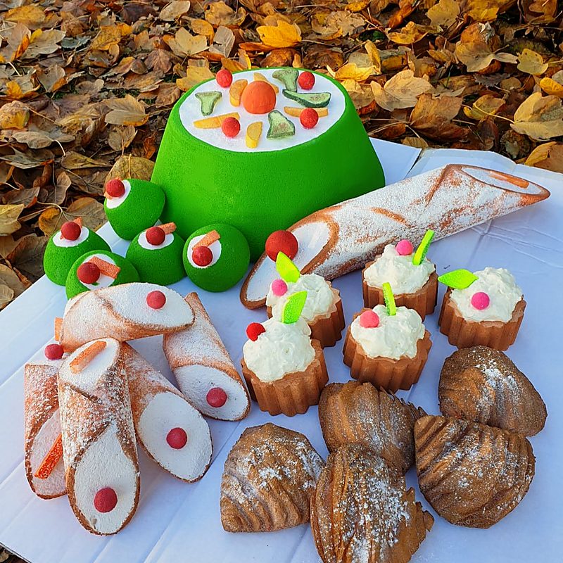 Dolci e torta fuori scala