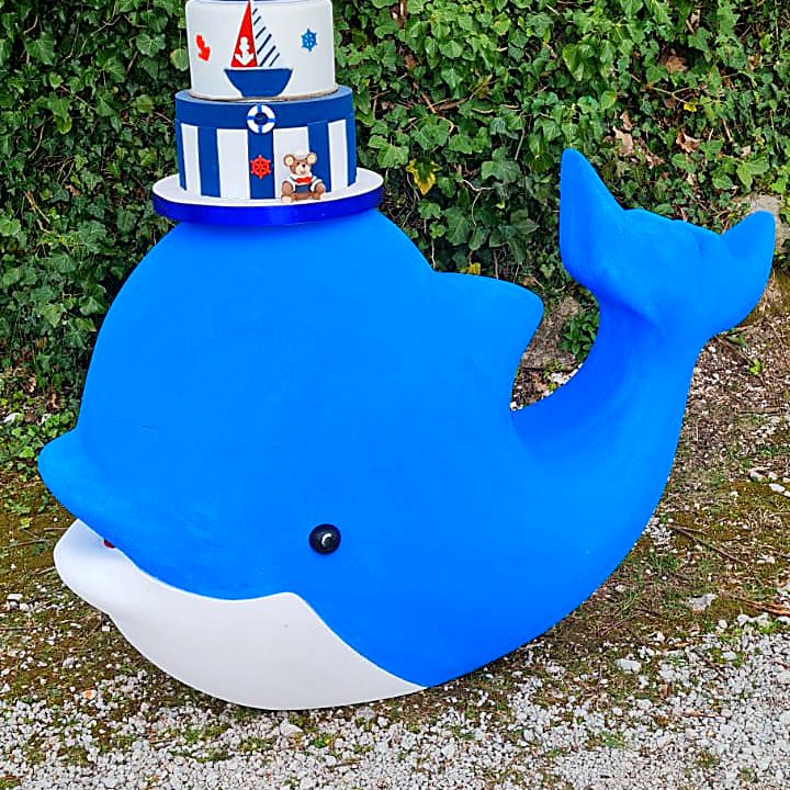 Balena con torta nuziale