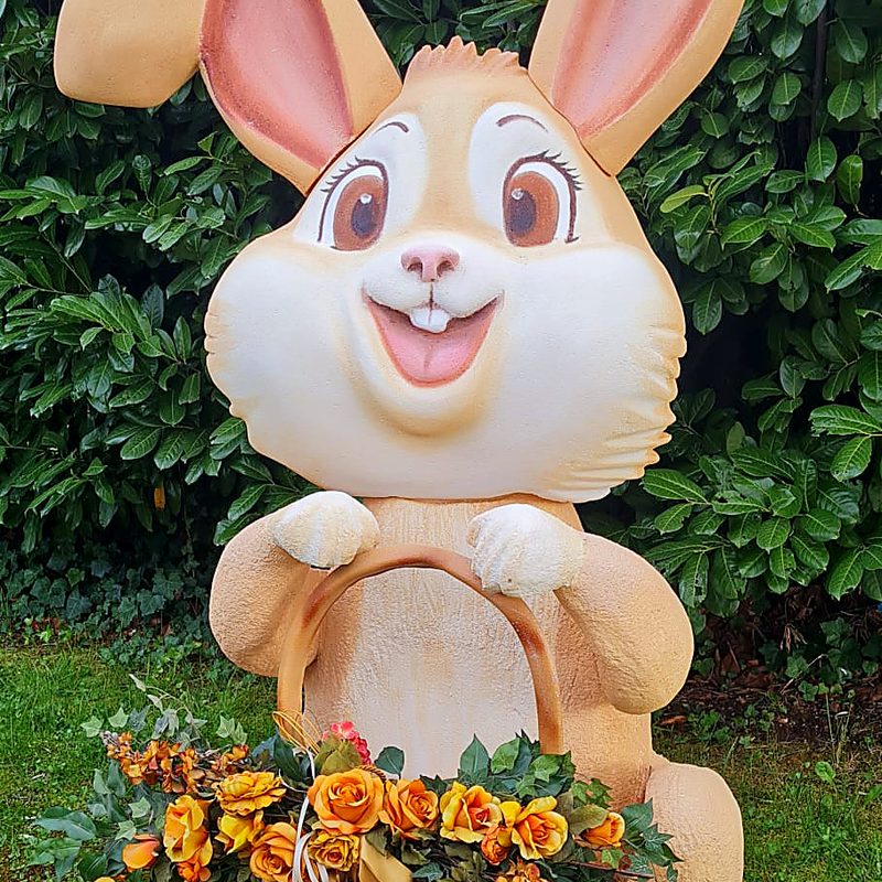Coniglio con cesto di fiori