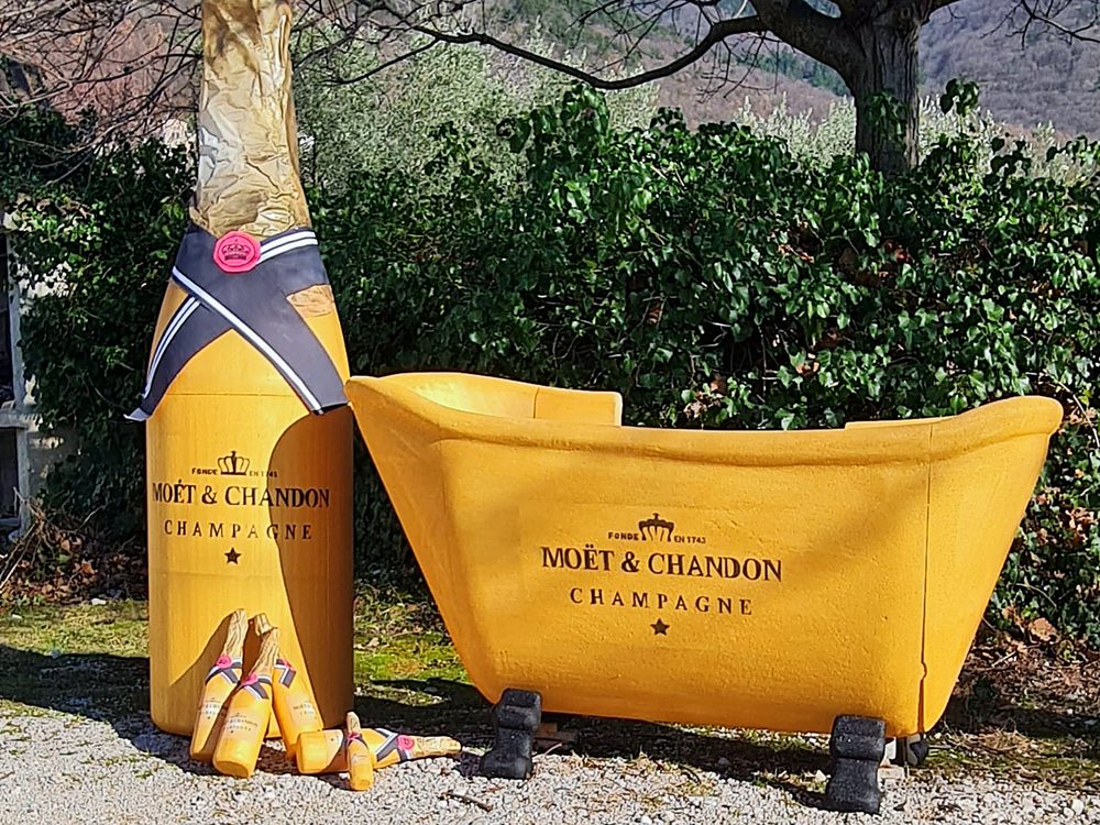 Bottiglia di champagne fuori scala con vasca abbinata