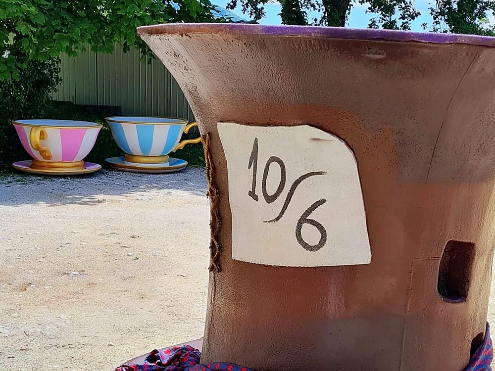 Cappello e tazze da tè giganti per un allestimento a tema