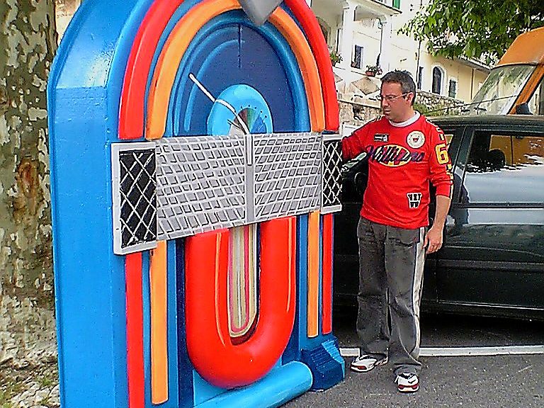 Pezzo di grandi dimensioni accanto a una persona